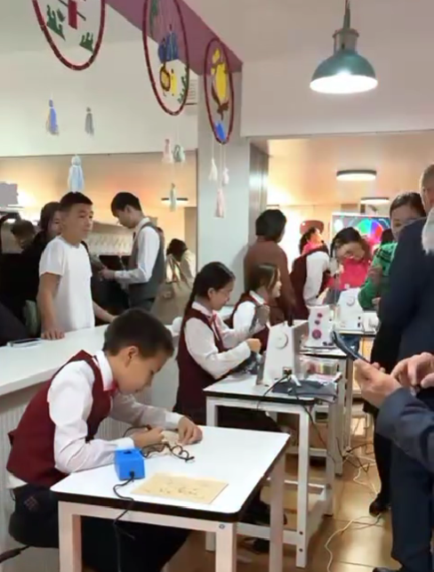 “Өнер әлеміне саяхат “ атты өнер бірлестігі ұстаздарының ұйымдастыруымен апталықтың ашылу салтанаты болды