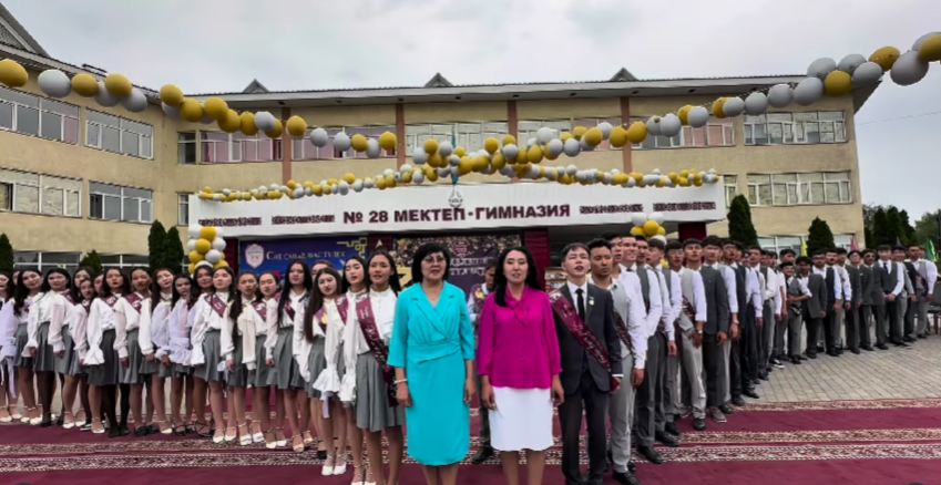 28 мектеп-гимназиясының жас түлектері “Кемел келешектің жас түлектері”атты облыстық марафонға қатысып, “Атамекен” әнін орындады.