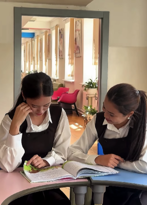 №28 мектеп-гимназиясында “ДосболLike” бағдарламасы аясында 📖✨ “Кітаппен дос бол” атты челлендж өтті! 📚🤝