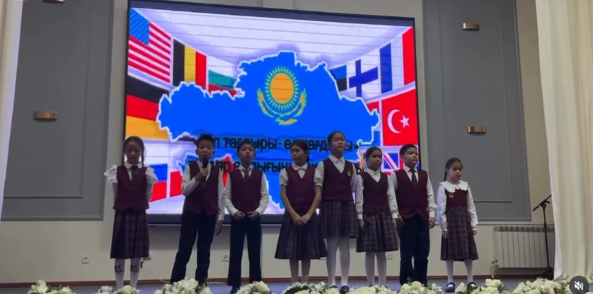 №28 мектеп-гимназиясында “Тіл – тірегіміз, соғып тұрған жүрегіміз” атты “Тілдер айлығының” жабылу салтанаты өтті.
