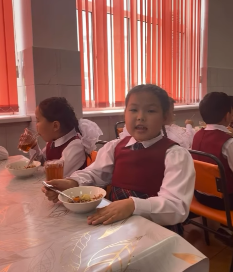 Жұмысшы жылы аясында мектебімізде үлкен сыныптар кіші сыныптарға, ал оқушылар асханадағы даяшы апайларға көмектесіп, бір-біріне қолдау көрсетуде. Бұл – еңбекті құрметтеу мен бірлікті дәріптеудің жарқын үлгісі.”