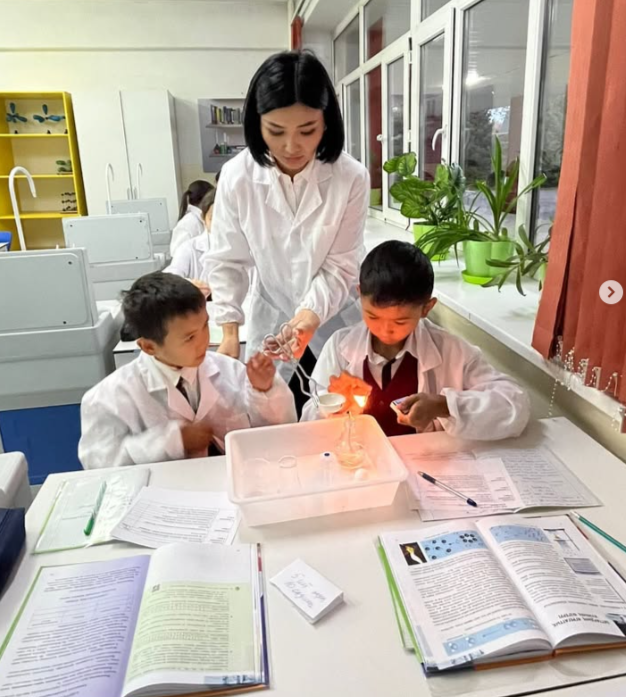 Табиғат” бірлестігі онкүндігі аясында химия пәні мұғалімі Кенішбекова Айғаным 7”Ә”сыныбымен “Химиялық және физикалық құбылыстар” тақырыбында ашық сабақ өтті.