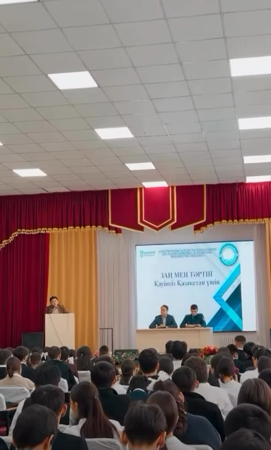 «Заң мен тәртіп» қағидаты аясында 9–10-сынып оқушыларымен кездесу өткізілді.