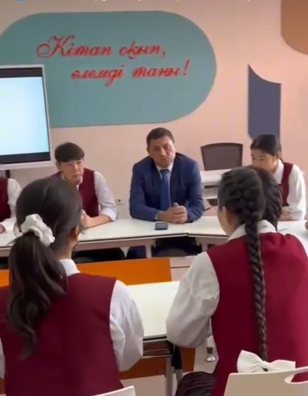 “Заң және тәртіп” айы аясында 9-сынып оқушылары арасында дөңгелек үстел өтті.