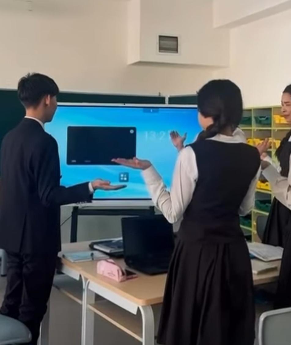 “ Мобильді қосымшалар’ тақырыбында ашық сабақ өтті.