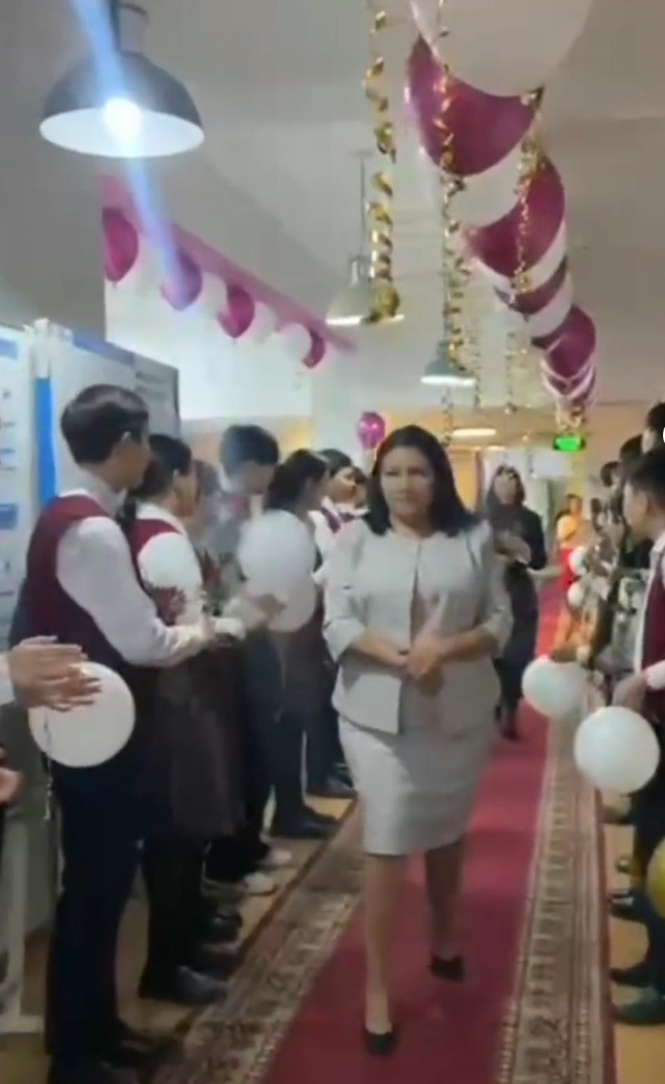 Мектебіміздің 9-сынып оқушылары ұстаздарға құрмет көрсетіп, мектеп мұғалімдерін жылы лебізбен қарсы алып, мерекемен құттықтады.