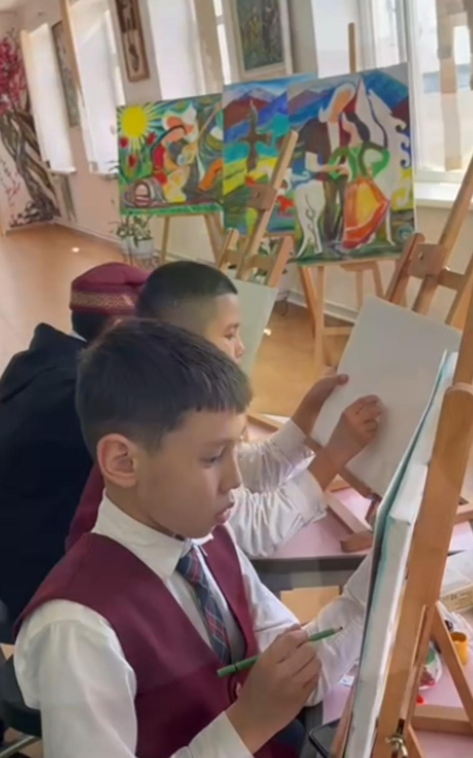 Наурызнама онкүндігі аясында "Мәдениет және ұлттық салт-дәстүр" күніне орай оқушылардың қатысуымен сурет көрмесі ұйымдастырылды.