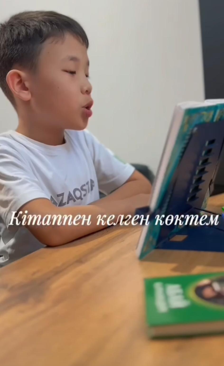 Демалысты көңілді , қызықты өткізу үшін кітап оқуда.